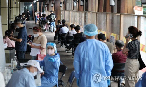 코로나19 검사 기다리는 시민들[연합뉴스 자료사진]